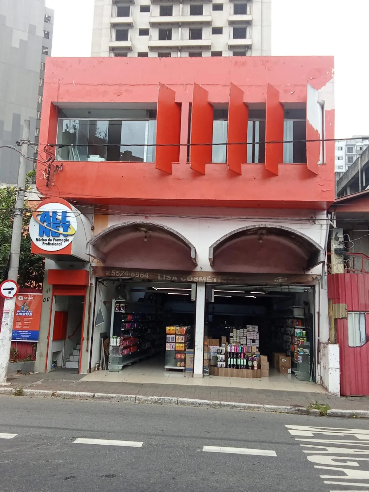 Fachada do prédio da All Net Santo Amaro, com a placa da escola