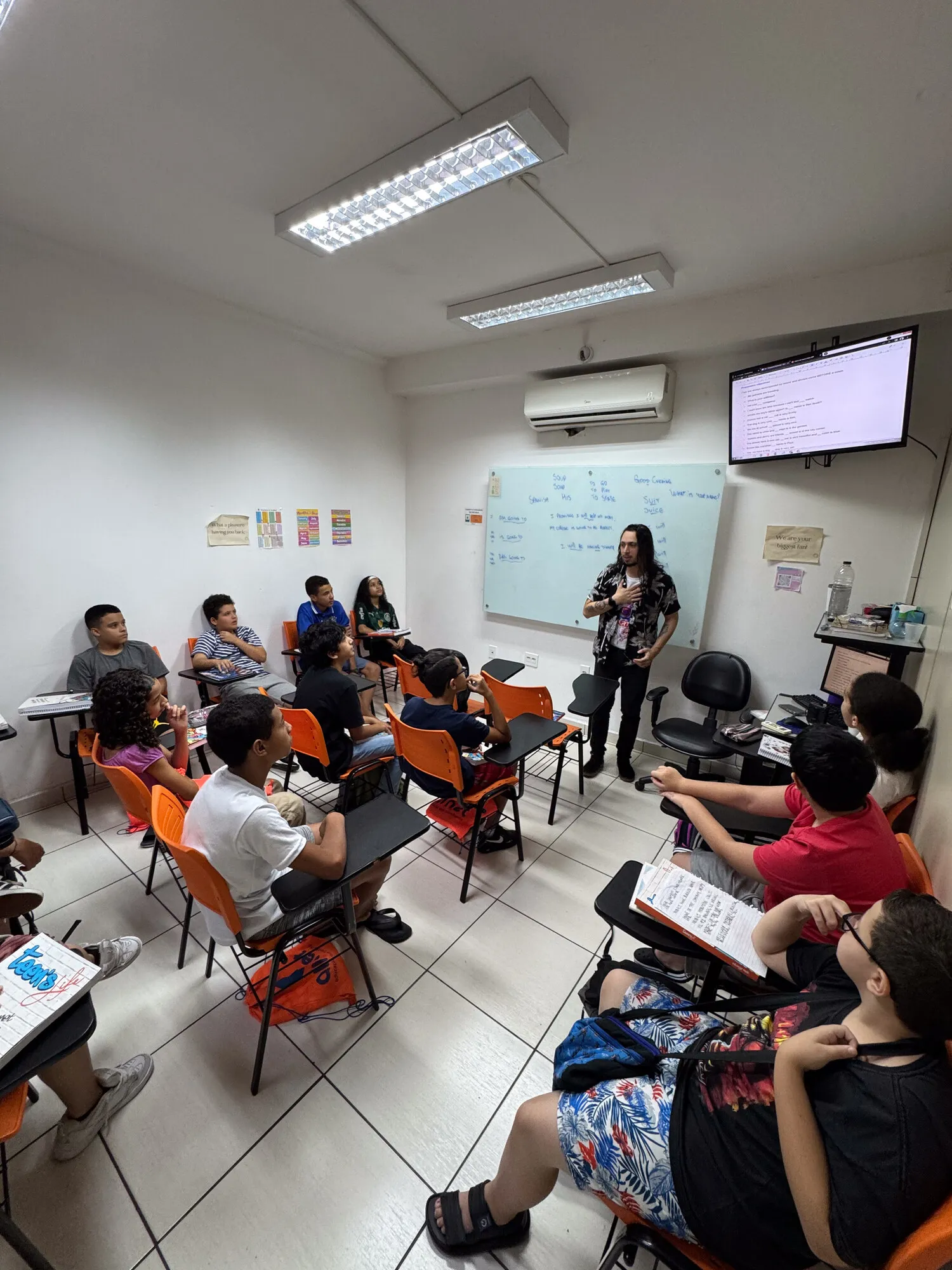 Turma do Teen's Life em sala, com o professor à frente