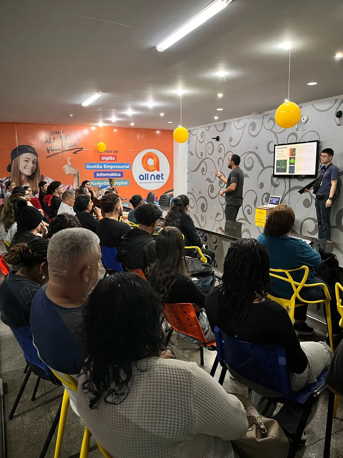 Plateia de alunos assistindo a um workshop de empreendedorismo